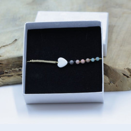 Bransoletka z masą perłową w kształcie serca, jaspisem i amazonitem – makrama